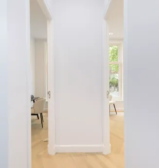 Totaal gerenoveerd benedenhuis