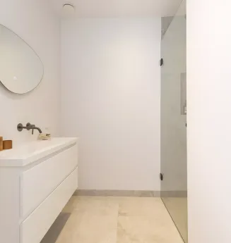 Totaal gerenoveerd benedenhuis