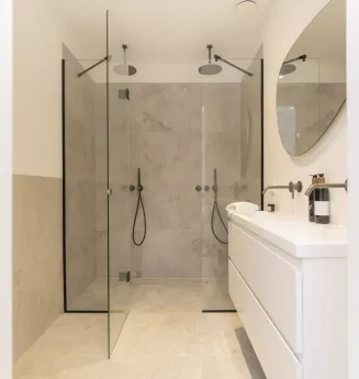 Totaal gerenoveerd benedenhuis