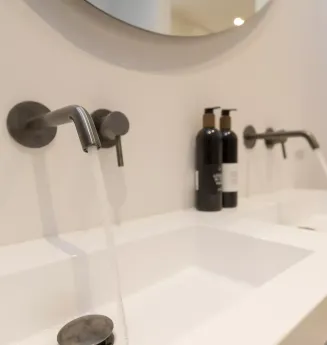 Totaal gerenoveerd benedenhuis