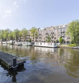 Totaal gerenoveerd benedenhuis