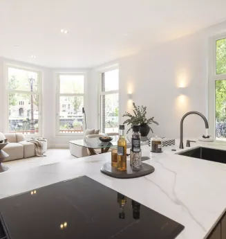 Totaal gerenoveerd benedenhuis