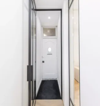 Totaal gerenoveerd benedenhuis